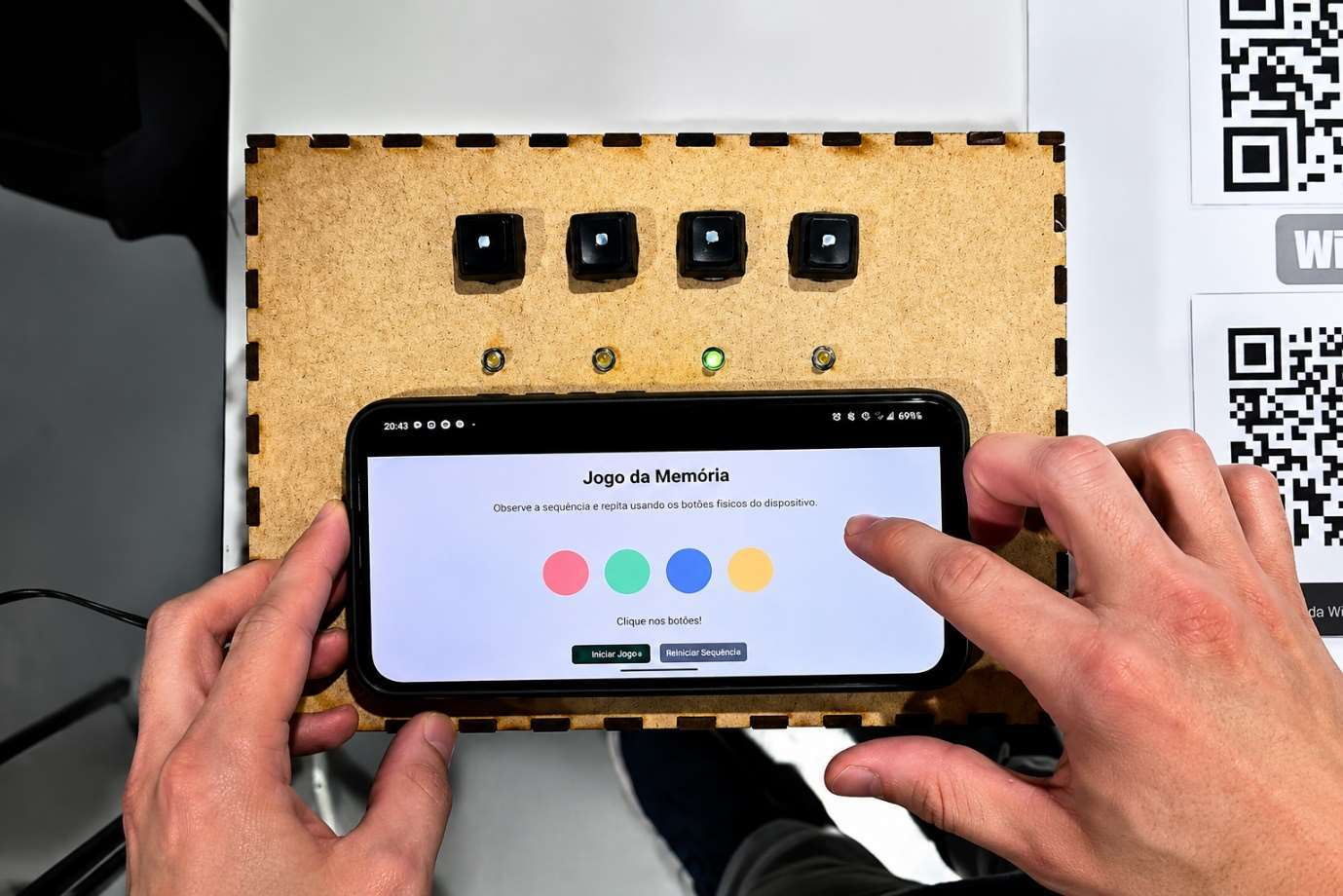 Jogo da memória com botões, LEDs e smartphone