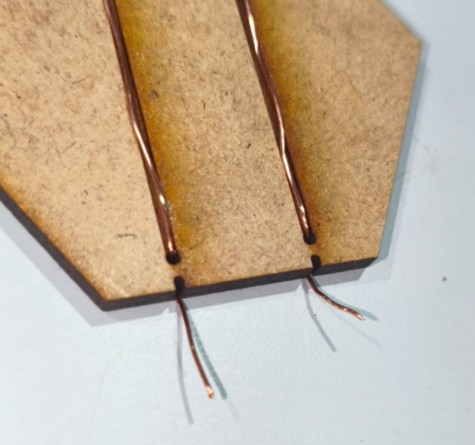 Módulo de MDF com fios de cobre para jogo de tabuleiro